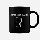 Inspirierendes Schwarzes Tassen Never Walk Alone - Fußabdrücke & Pfoten-Design