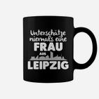 Schwarzes Damen-Tassen Unterschätze niemals eine Frau aus Leipzig