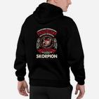 Schwarzes Hoodie mit Skorpion-Motiv & Spruch: Gutes Herz, Scharfer Stachel