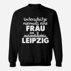 Schwarzes Damen-Sweatshirt Unterschätze niemals eine Frau aus Leipzig
