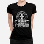 Trink mit einem Rettungssanitäter Schwarzes Frauen Tshirt, Bier und Spruch Design