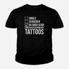 In Einer Beziehung Mit Tattoos Kinder T-Shirt