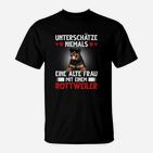 Rottweiler Unterschätze Niemals Eine Alte Frau T-Shirt