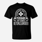 Trink mit einem Rettungssanitäter Schwarzes T-Shirt, Bier und Spruch Design
