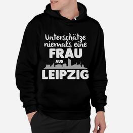 Schwarzes Damen-Hoodie Unterschätze niemals eine Frau aus Leipzig - Seseable