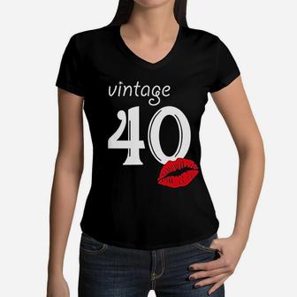 41st Birthday Gifts Women Vintage 41 1981 Tees Lipstick Funny Graphic Women V-Neck T-Shirt - Seseable