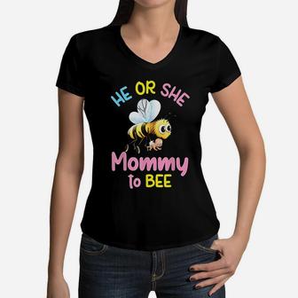 Gender Reveal He Or She Mommy To Bee Women V-Neck T-Shirt - Seseable