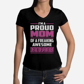 I'm A Proud Mom Of A Freaking Awesome Construction Superintendent Job Shirts Women V-Neck T-Shirt - Seseable