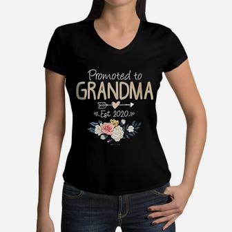 Promoted To Grandma Est Mothers Day New Grandma Women V-Neck T-Shirt - Seseable