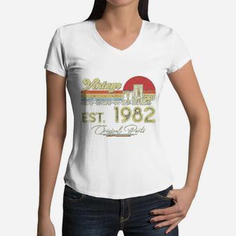 40 Years Old Born Made In 1982 Vintage 40th Birthday Women V-Neck T-Shirt - Seseable