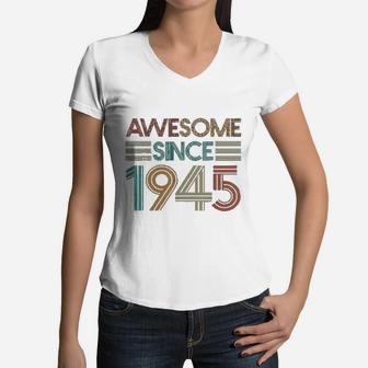 Born In 1945 Retro Vintage 77th Birthday Gifts 77 Years Old Women V-Neck T-Shirt - Seseable