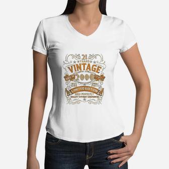 Born In 2000 Vintage 22nd Birthday Gift Party 22 Years Old Women V-Neck T-Shirt - Seseable