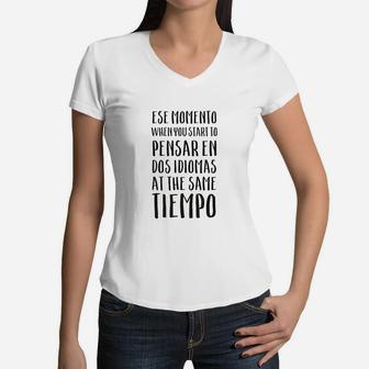 Ese Momento When I Speak Spanish Funny Spanglish Quotes Gift Women V-Neck T-Shirt - Seseable
