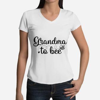 Grandma To Bee Cute Announcement For Grandmother Women V-Neck T-Shirt - Seseable