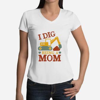 I Dig Being Mom Excavator Cartoon For New Mother Women V-Neck T-Shirt - Seseable