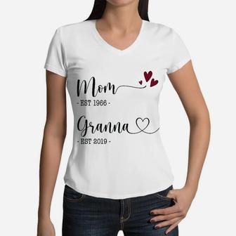 Mom Est Granna Est Women V-Neck T-Shirt - Seseable