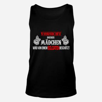 Schwarzes Unisex TankTop Vorsicht, Mädchen vom Soldaten beschützt, Militär-Freundin Tee - Seseable