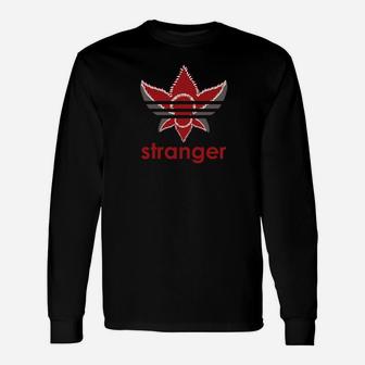 Schwarzes Langarmshirts mit 'Stranger'-Schriftzug, Rote Grafik Design - Seseable