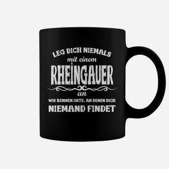 Schwarzes Tassen Leg dich niemals mit einem Rheingauer an, Lustiges Outfit für Rheingau-Fans - Seseable