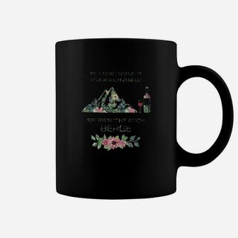 Schwarzes Tassen mit Berg- und Blumendruck, Inspirierendes Zitat Design - Seseable