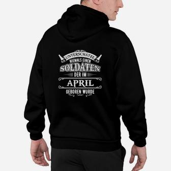 Schwarzes Hoodie Unterschätze nie April-Soldaten, Geburtstags Tee - Seseable