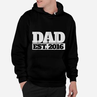 Dad Est 2016 New Dad 2016 First Fathers Day Hoodie - Seseable