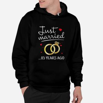 Just Married 5 Years Ago Funny Couple 5th Anniversary Gift Hoodie - Seseable