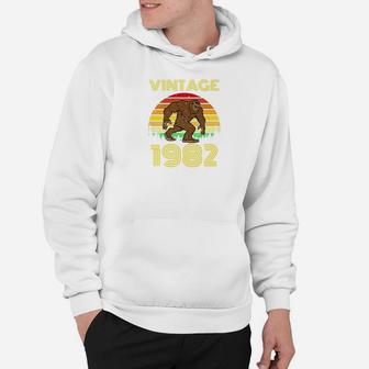 1982 40th Birthday Vintage Bigfoot 40 Years Old Gift Hoodie - Seseable
