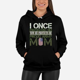 Army Mothers Gift I Once Protected Him Now He Protects Me Proud Army Mom Of Her Son Women Hoodie - Seseable