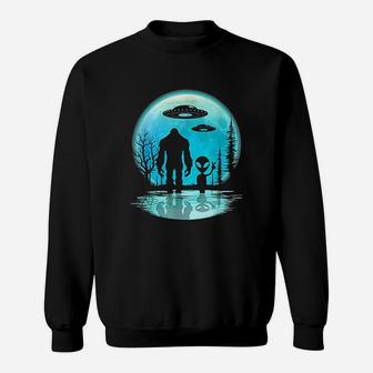 Bigfoot And Alien Under The Moon I Want To Believe Sweat Shirt - Seseable