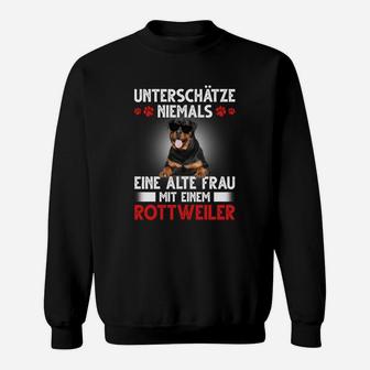 Rottweiler Unterschätze Niemals Eine Alte Frau Sweatshirt - Seseable