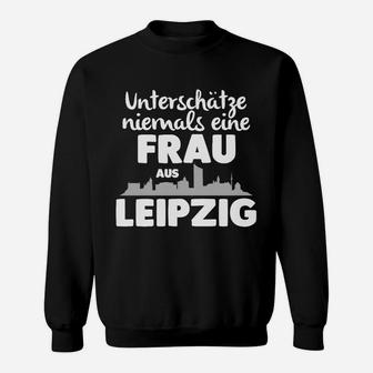 Schwarzes Damen-Sweatshirt Unterschätze niemals eine Frau aus Leipzig - Seseable