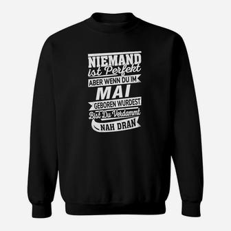 Schwarzes Sweatshirt Niemand ist perfekt, aber Mai-Geburtstag, Witziges Design - Seseable