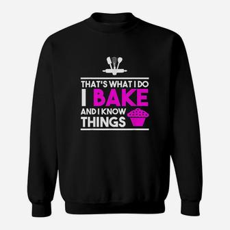That's What I Do I Bake And I Know Things Sweatshirt - Seseable