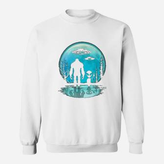 Bigfoot And Alien Under The Moon I Want To Believe Sweat Shirt - Seseable