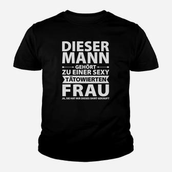 Dieser Mann Gehort Tatowierten Frau Kinder T-Shirt - Seseable