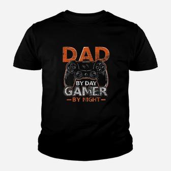 Gaming Gift Dad By Day Gamer By Night Dad Jokes Kid T-Shirt - Seseable