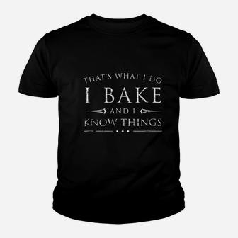I Bake And I Know Things Funny Baker Baking Gift Youth T-shirt - Seseable