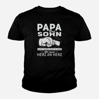 Papa und Sohn Herz an Herz Schwarz Kinder Tshirt mit Motivspruch - Seseable