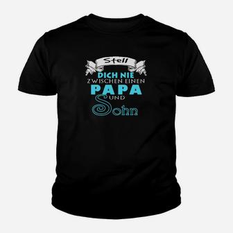 Stell Dich Me Swischen Eine Papa Und Sohn Kinder T-Shirt - Seseable