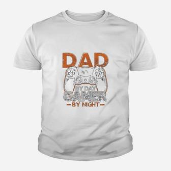 Gaming Gift Dad By Day Gamer By Night Dad Jokes Kid T-Shirt - Seseable