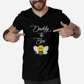 Dad To Be Daddy To Bee Dads Baby Announcement Gift Men V-Neck Tshirt - Seseable