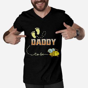 Daddy To Bee Soon To Be Dad Gift For New Daddy Men V-Neck Tshirt - Seseable