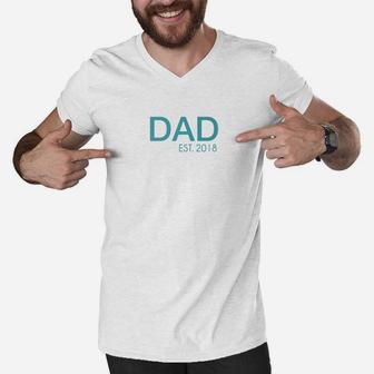 First Time Parent S Papa Dad Established In 2018 Men V-Neck Tshirt - Seseable