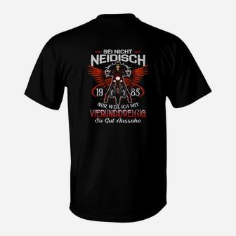 Herren T-Shirt 'Sei Nicht Neidisch 1985 - Verwunderlich Gutes Aussehen', Schwarz mit Flügel-Design - Seseable