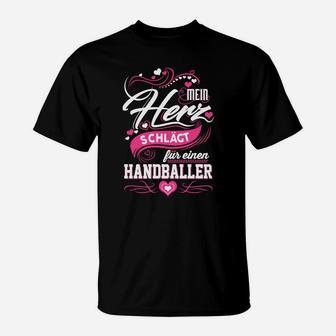 Mein Herz Schlagt Fur Einen Handballer T-Shirt - Seseable