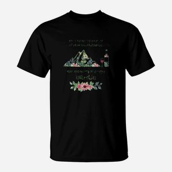 Schwarzes T-Shirt mit Berg- und Blumendruck, Inspirierendes Zitat Design - Seseable