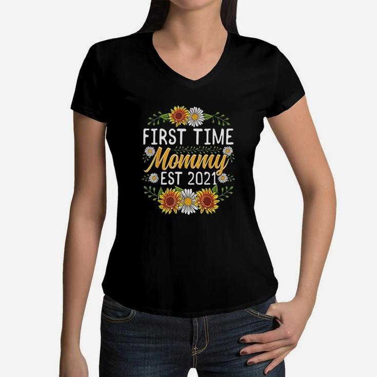 First Time Mommy Est 2021 Sunflower Gifts New Mommy Women V-Neck T-Shirt