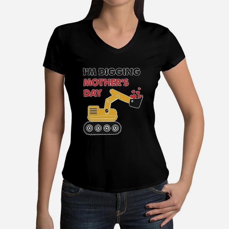 Im Digging Mother Day Tractor Loving Boys Gift Women V-Neck T-Shirt