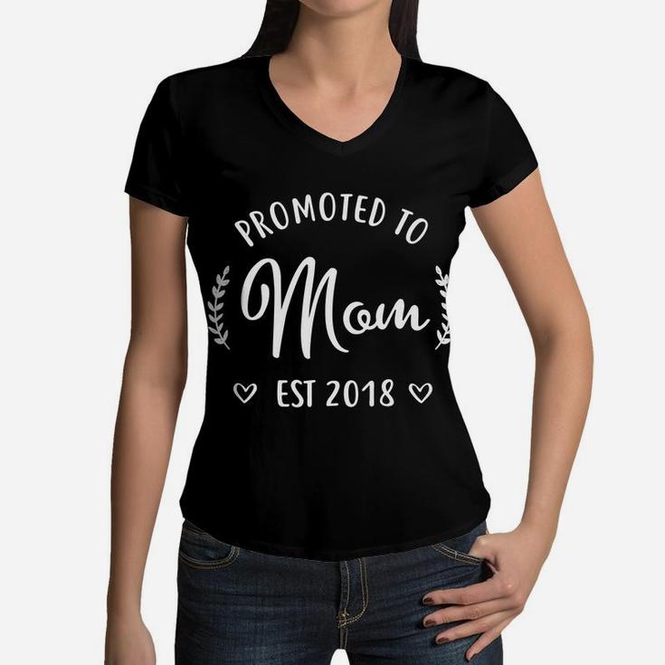 Promoted To Mom Est 2022 New Mom To Be Mothers Day Women V-Neck T-Shirt